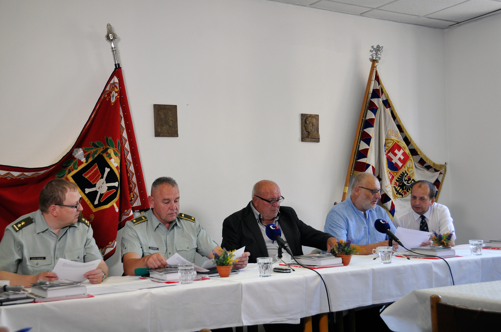  Hlavní aktéři tiskové konference v hotelu Legie před jejím zahájením