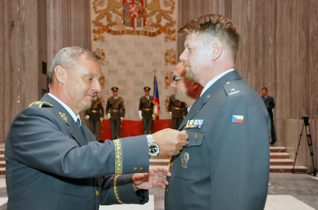 Generálmajor Jiří Verner předává vyznamenání majoru Jiřímu Ulvrovi, který tak symbolicky zakončil svou třetí sinajskou misi