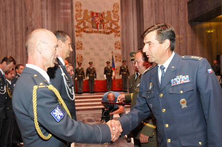 Medaile ministryně obrany Za službu v zahraničí - Sinaj předává zástupce velitele Vzdušných sil AČR plk. gšt. Petr Lanči