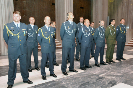 Příslušníci 9. letecké jednotky CASA Multinational Forces Observers Sinaj ve Slavnostní síni pražského Národního památníku na Vítkově