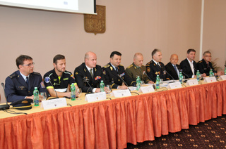 Tiskové konference se zúčastnili zástupci všech zainteresovaných složek, které se představí na Evropské třídě i na Letné v Praze