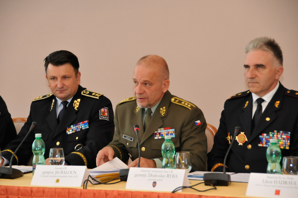 Zleva: policejní prezident generálmajor Tomáš Tuhý, první zástupce náčelníka GŠ AČR generálporučík Jiří Baloun a generální ředitel Hasičského záchranného sboru ČR generálmajor Drahoslav Ryba na tiskové konferenci, která se konala na Ministerstvu obrany