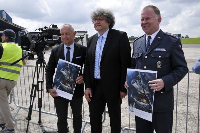Velvyslanec České republiky ve Spojeném království Velké Británie a Severního Irska Libor Sečka a přidělenec obrany ČR plukovník Jiří Svatoš obdrželi, tak jako řada dalších významných hostů, pamětní listy z dílny Jiřího Soukupa