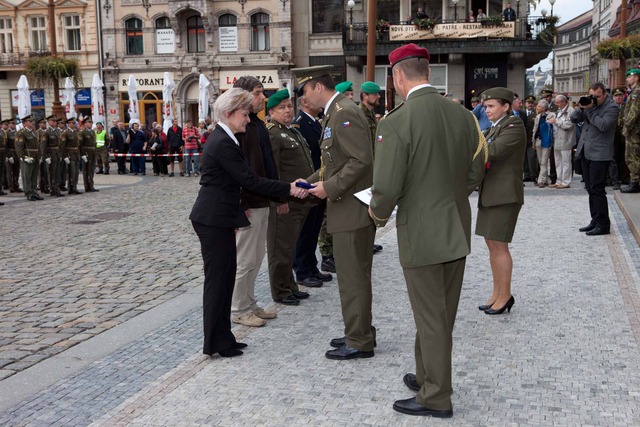 Velitel liberecké jednotky Černý ocenil pamětním odznakem pluku osobnosti, které se zasloužily o rozvoj a podporu chemického vojska.