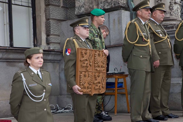 Liberecký pluk dostal od Středního odborného učiliště nábytkářského dřevořezbu státního znaku. 