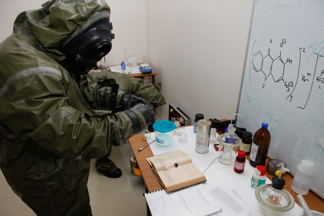 Zasahující týmy vyjely k nelegální chemické laboratoři