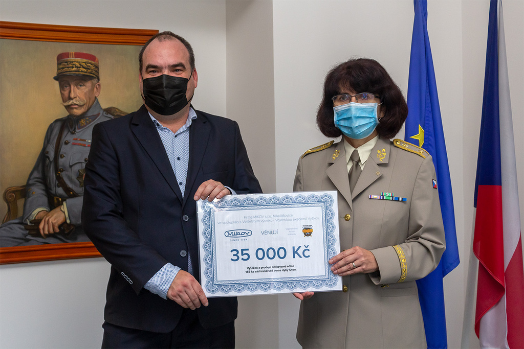 Brigádní generálka Lenka Šmerdová a ředitel prodeje firmy Mikov s.r.o. Mikulášovice Martin David 
