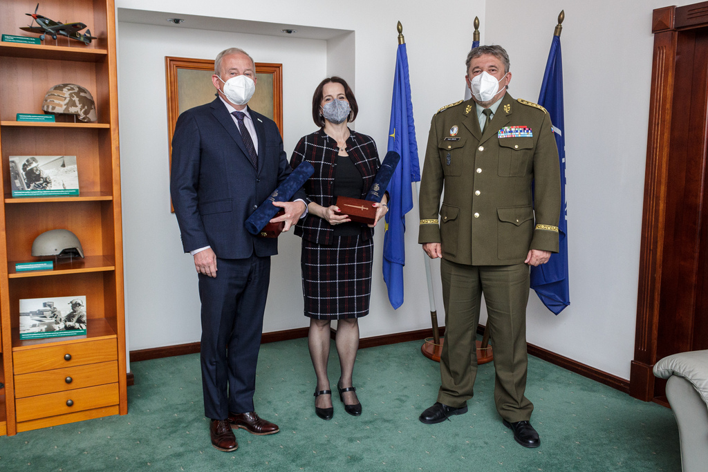 Armádní generál Aleš Opata ocenil Vojenskou zdravotní pojišťovnu čestným odznakem AČR Za zásluhy