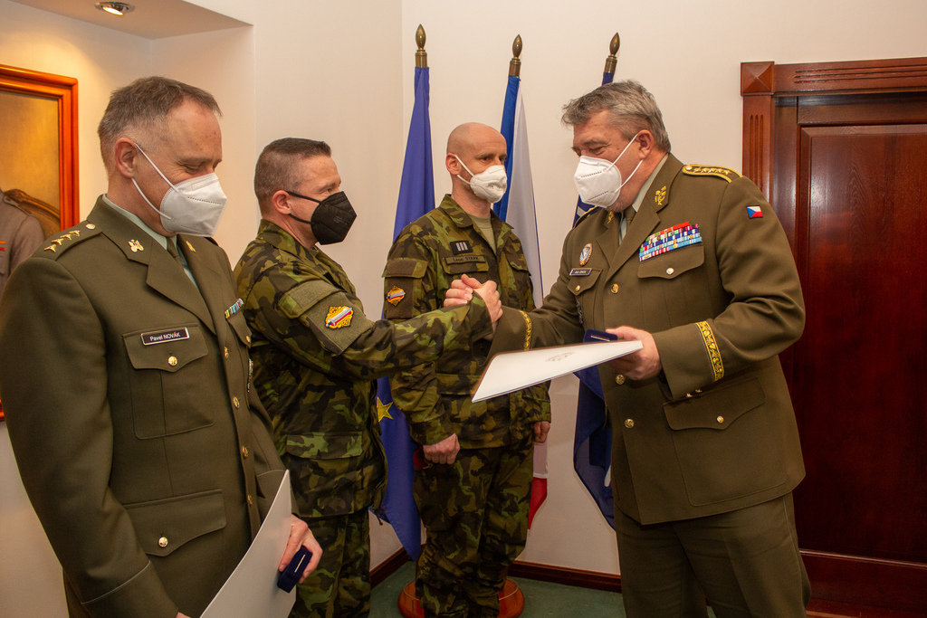 Armádní generál Aleš Opata ocenil mincí za záchranu života čtyři vojáky