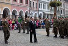 Defilé předsedy vlády České republiky Bohuslava Sobotky v doprovodu velitele pluku plukovníka gšt. Radka Černého.

