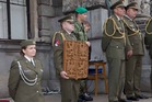Liberecký pluk dostal od Středního odborného učiliště nábytkářského dřevořezbu státního znaku. 