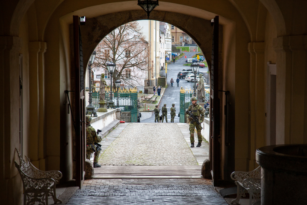 Do cvičení se zapojilo zhruba 50 vojáků, policisté a hasiči. Podle kastelána zámku Tomáše Wizovského trvala příprava cvičení skoro rok