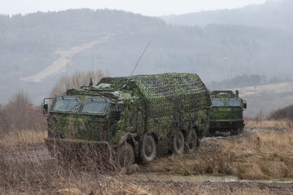 Tatry T-815-7 PRAM, které dovezly minomety, opouští palebná stanoviště.