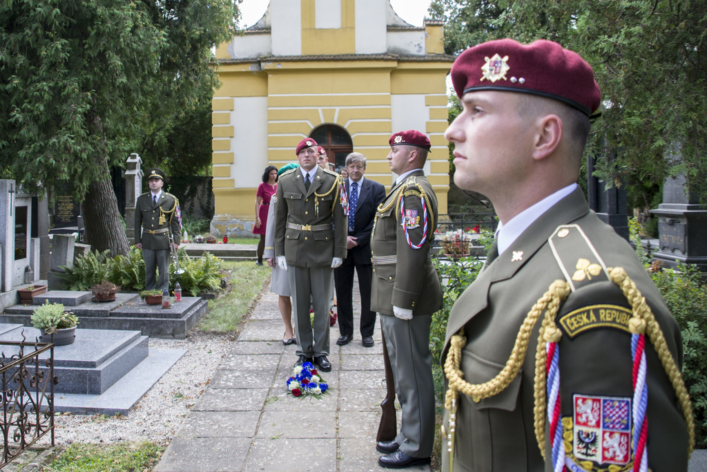  Památku armádního generála Tomáše Sedláčka přišlo uctít několik desítek občanů Lázní Toušeň
