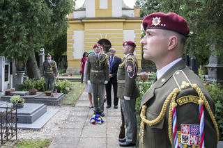  Památku armádního generála Tomáše Sedláčka přišlo uctít několik desítek občanů Lázní Toušeň