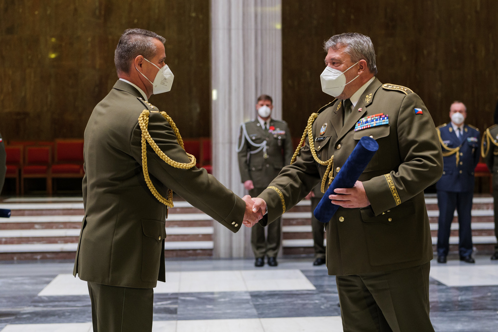 Armádní generál Aleš Opata předal plukovníkům jmenovací dekrety