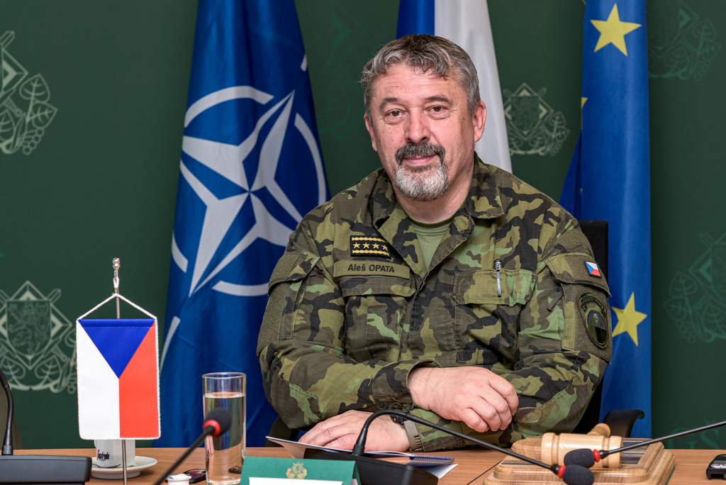 Armádní generál Aleš Opata vedl videokonferenci náčelníků generálních štábů zemí V4