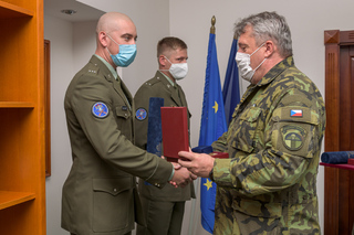 Armádní generál Aleš Opata ocenil četaře Martina Burgra