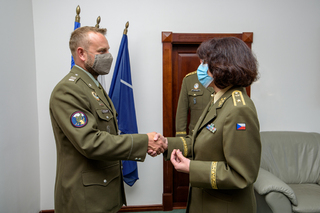Brigádní generálka Lenka Šmerdová předává praporčíku Františku Němcovi odznak Vojenského fondu solidarity