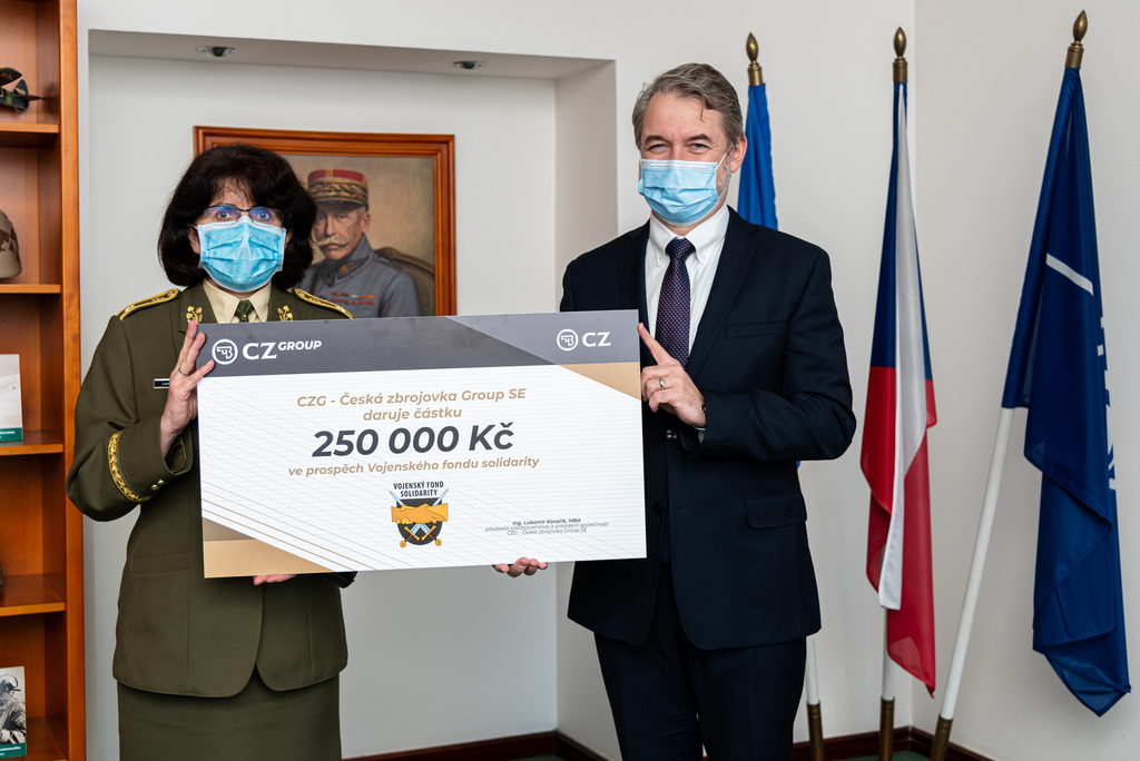 Brigádní generálka Lenka Šmerdová převzala od prezidenta společnosti CZG - Česká zbrojovka Group Lubomíra Kovaříka šek v hodnotě 250 tisíc korun.