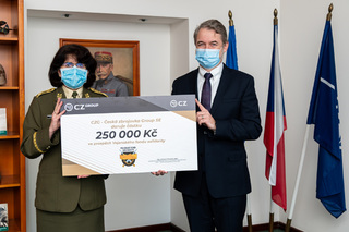 Brigádní generálka Lenka Šmerdová převzala od prezidenta společnosti CZG - Česká zbrojovka Group Lubomíra Kovaříka šek v hodnotě 250 tisíc korun.