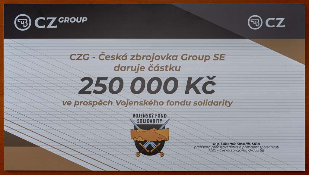 Symbolický šek v hodnotě 250 000 korun