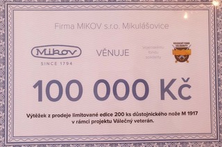 Šek na 100 000 korun do Vojenského fondu solidarity.
