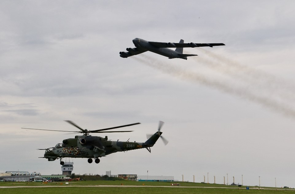 Spojené státy americké prozatím uvažují o možném zapojení strategických bombardérů B-52