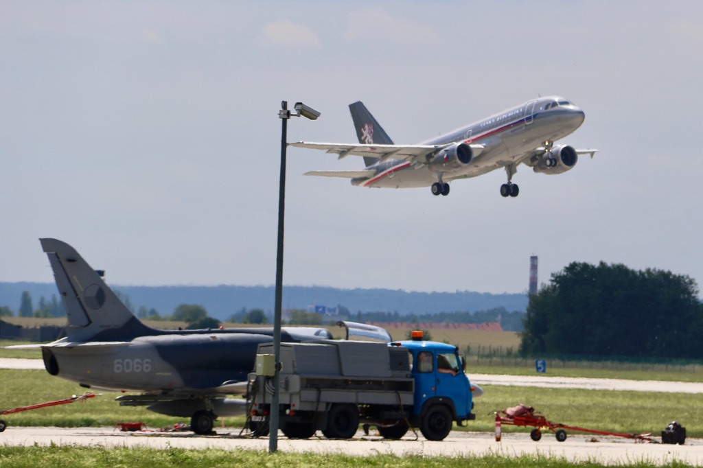 Nechyběl ani vládní letoun Airbus A319