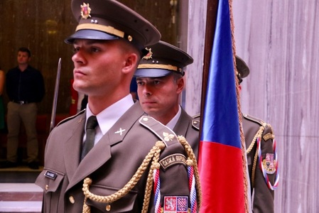 Čestná stráž, která přinesla vlajku do Slavnostní síně Národního památníku v Praze na Vítkově 