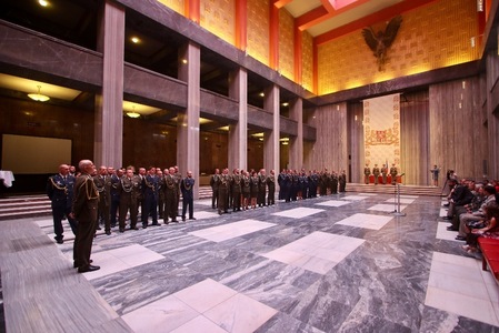 Nastoupení vojáci, který ve Slavnostní síni Národního památníku v Praze na Vítkově získali ocenění za službu v zahraničí