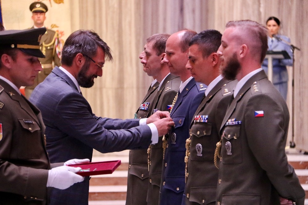 Vojákům předává ocenění náměstek pro řízení sekce obranné politiky a strategie MO Jakub Landovský