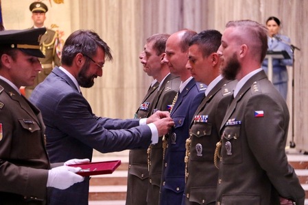 Vojákům předává ocenění náměstek pro řízení sekce obranné politiky a strategie MO Jakub Landovský