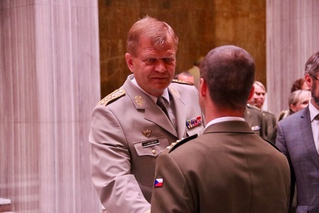 Vojákům gratuloval náčelník Generálního štábu AČR armádní generál Josef Bečvář