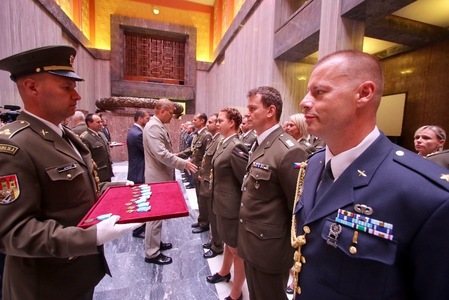 Vyznamenání převzali příslušníci velitelství 14. úkolového uskupení mise Resolute Support, 19. jednotky polního chirurgického týmu a vojáci 7. letecké jednotky CASA