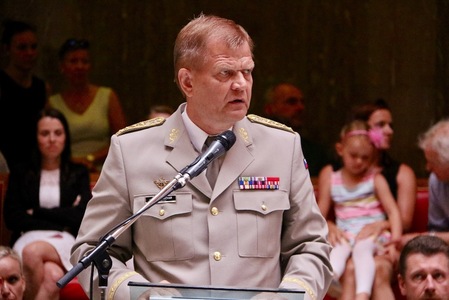 Prokázali jste dokonalou vojenskou profesionalitu, vysokou odbornost i umění lidské empatie, řekl ve svém projevu armádní generál Josef Bečvář