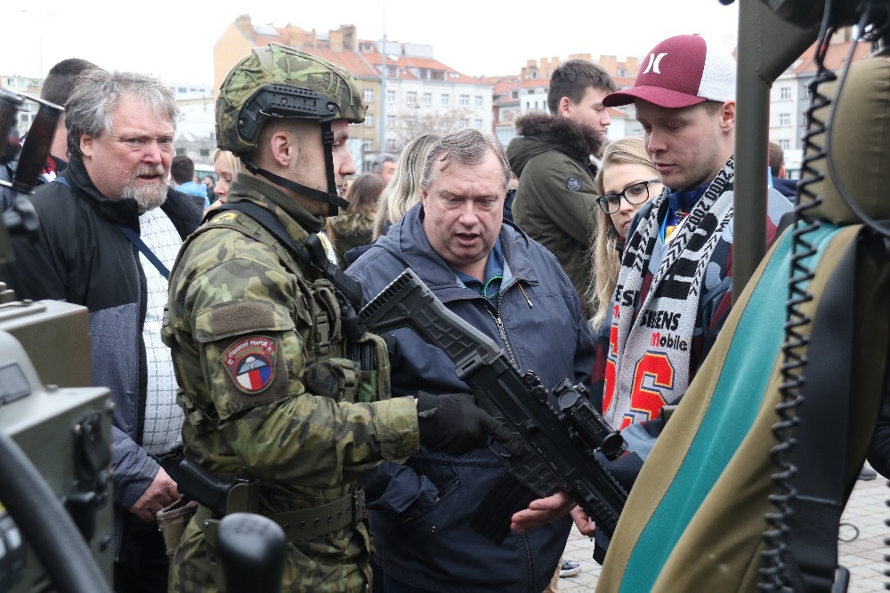 Chrudimští výsadkáři ukazují zájemcům útočnou pušku BREN