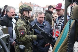 Chrudimští výsadkáři ukazují zájemcům útočnou pušku BREN