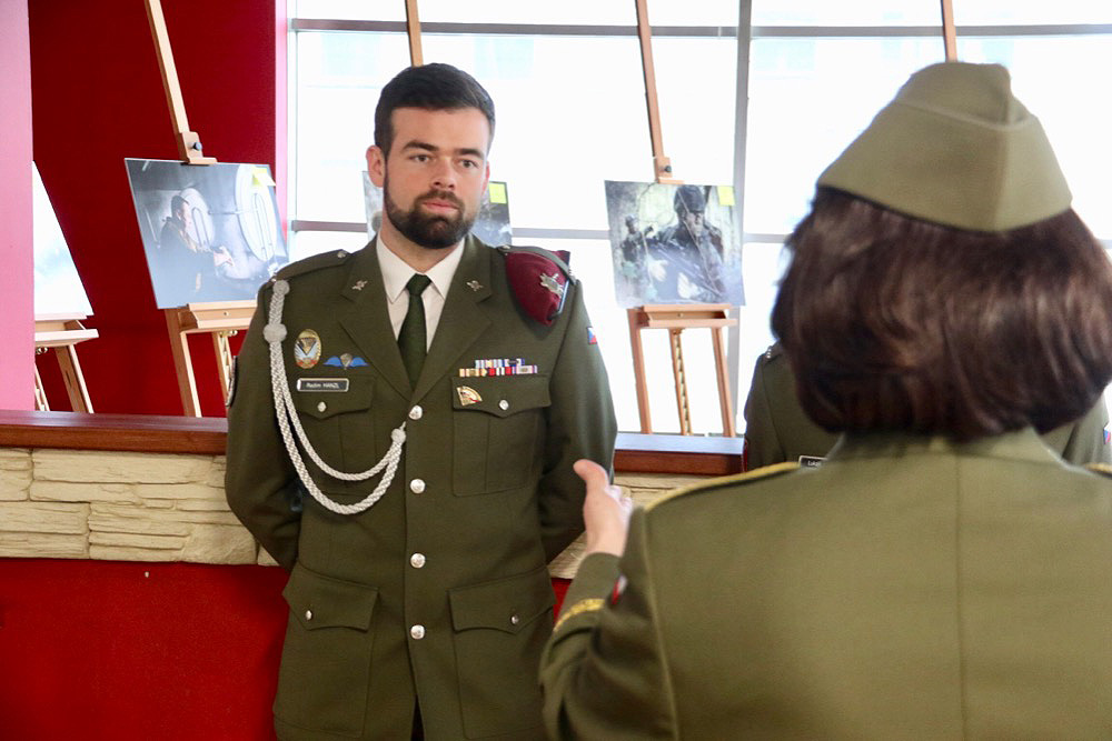  Desátník Radim Hanzl, jeden z autorů fotografií, při zahájení výstavy Ten druhý život