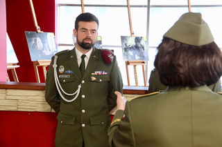  Desátník Radim Hanzl, jeden z autorů fotografií, při zahájení výstavy Ten druhý život