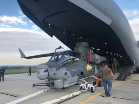 22. základna vrtulníkového letectva dnes dostala z USA také první víceúčelový vrtulník UH-1Y Venom. Dohromady tak už má čtyři nové americké vrtulníky systému H-1. 