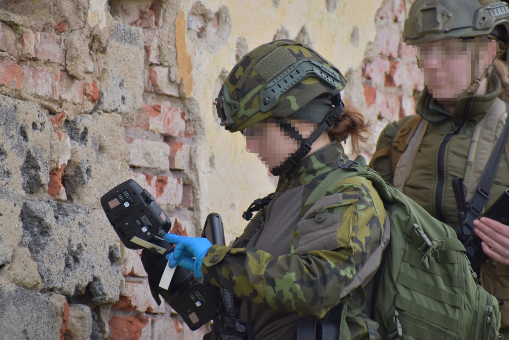 Operátorky skupiny speciálních pátracích technologií (SES-Special Equipment Search) provádí detekci stop po manipulaci s výbušninami a jinými nebezpečnými látkami