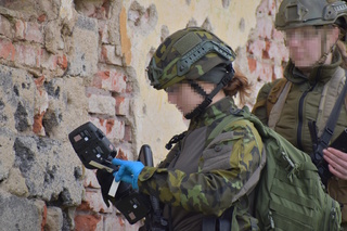 Operátorky skupiny speciálních pátracích technologií (SES-Special Equipment Search) provádí detekci stop po manipulaci s výbušninami a jinými nebezpečnými látkami