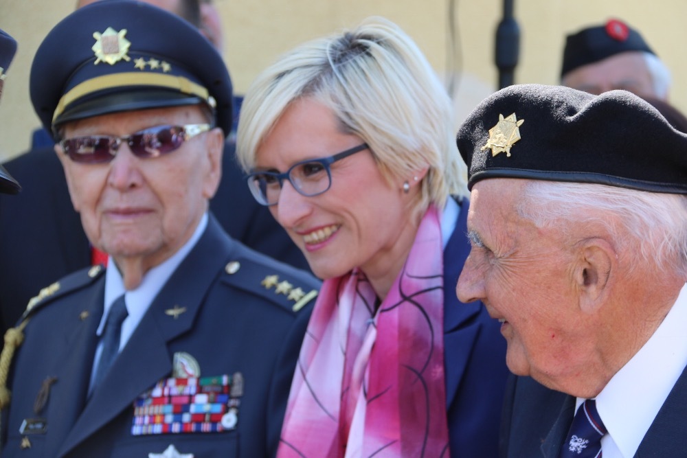 Ministryně obrany Karla Šlechtová s veterány při odhalení pomníku letcům RAF