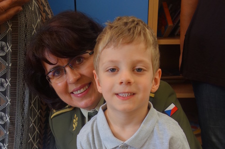 Sluníčka, která vyrobili školáčci z dětských skupin, potěší děti i veterány v nemocnicích