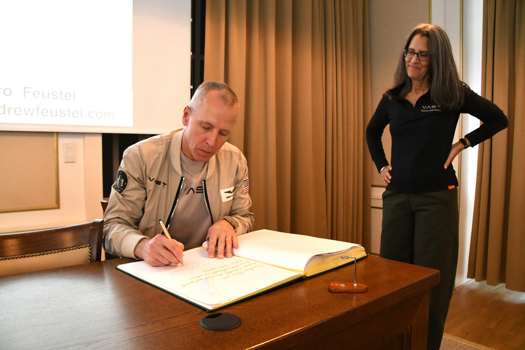 Americký astronaut Feustel besedoval na Univerzitě obrany
