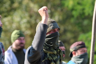 Agresivní dav se snažil narušit pořádek v okolí tankoviště