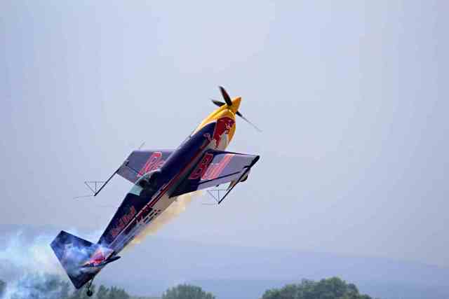 Akrobat Martin Šonka, bývalý pilot gripenu, patří ke světové špičce