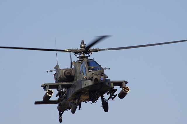 Americký AH-64 se podílel na letecké podpoře