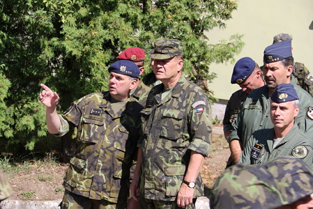 Armádní generál Josef Bečvář při briefingu